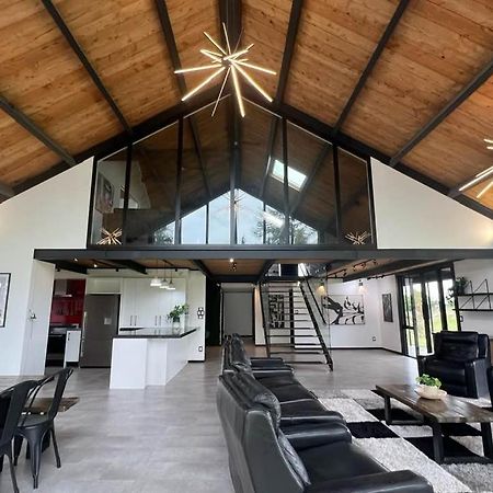 The Clubhouse Villa Хамилтън Екстериор снимка